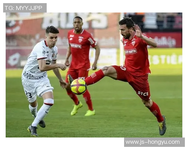 埃蒙与瓦尔韦克的激烈对决揭示了足球战术与团队协作的重要性 埃蒙与瓦尔韦克的激烈对决揭示了足球战术与团队协作的重要性